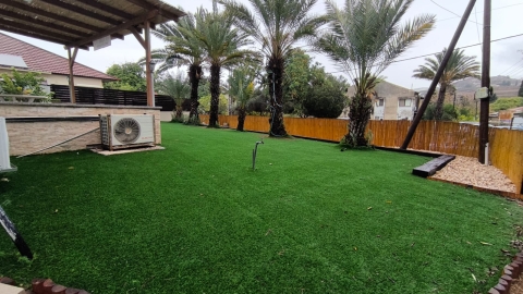 במרפסת של רחל